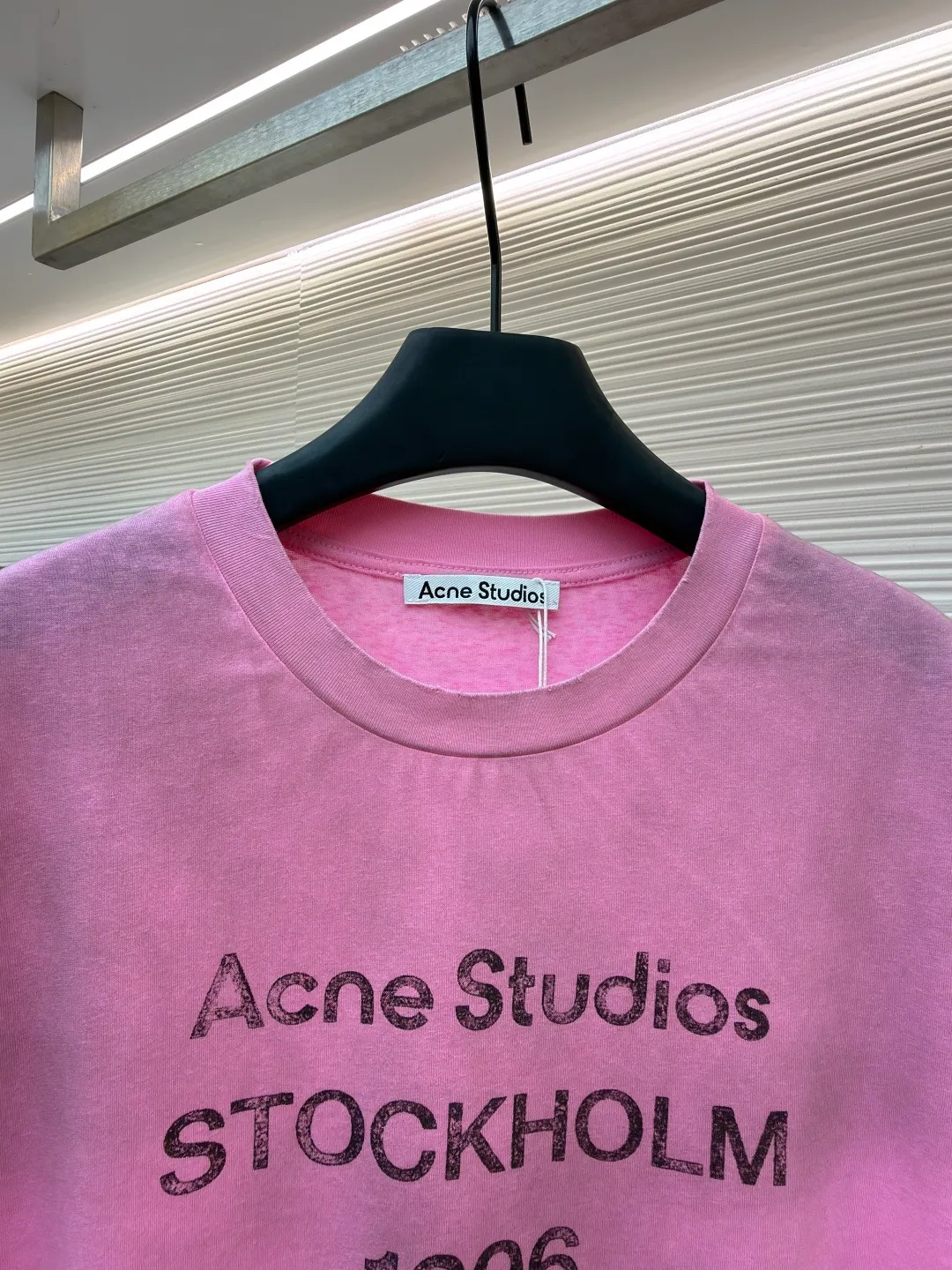 Acne Studios 1966 mud-dyed washed distressed short-sleeve ●Original version: 2800 purchased and developed ●Item number: 1682347-X95 ●Fabric: cloud velvet ski-feel cotton fabric ●Technology: glue printing ●Color: pink ●Version: fitted version ●Weight: about 215 grams ●Size: S-M-L-XL ●Description: Made of ultra-soft pure cotton fabric, garment-dyed, washed and distressed, the chest part has a dirty feel, and the lower part shows a gradient effect. The neckline is slightly frayed to better fit the overall tone. The overall line is straight and delicate, the fabric is comfortable and soft, and the color is consistent without color difference. It can be matched with the same style to create a fashionable look and control various occasions. Customized accessories, complete with three standards, the same style for men and women!